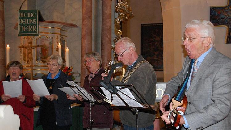 Der Singtreff unter der Leitung von Dieter Wölfel begleitet auch oft die Gottesdienste. Foto Uschi Prawitz