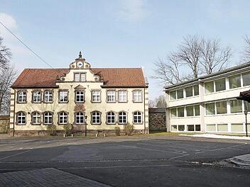 Der Spielplatz am Schlossplatz in Bad Rodach, dort, wo jetzt noch die Pestalozzischule (rechts) steht, ist vom Tisch. In einer Kampfabstimmung sprach sich der Stadt dafür aus, die Anlage an der Gerold-Strobel-Halle vor der Stadtmauer zu verwirklichen. Foto: Archiv/Berthold Köhler