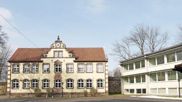 Der Spielplatz am Schlossplatz in Bad Rodach, dort, wo jetzt noch die Pestalozzischule (rechts) steht, ist vom Tisch. In einer Kampfabstimmung sprach sich der Stadt dafür aus, die Anlage an der Gerold-Strobel-Halle vor der Stadtmauer zu verwirklichen. Foto: Archiv/Berthold Köhler