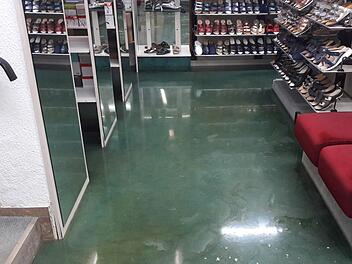 Knöchelhoch stand das Wasser im Keller des Schuhhauses Sesselmann, wo sich ein Verkaufsraum für Hausschuhe, ein Büro und ein Lagerraum befinden.Foto: privat