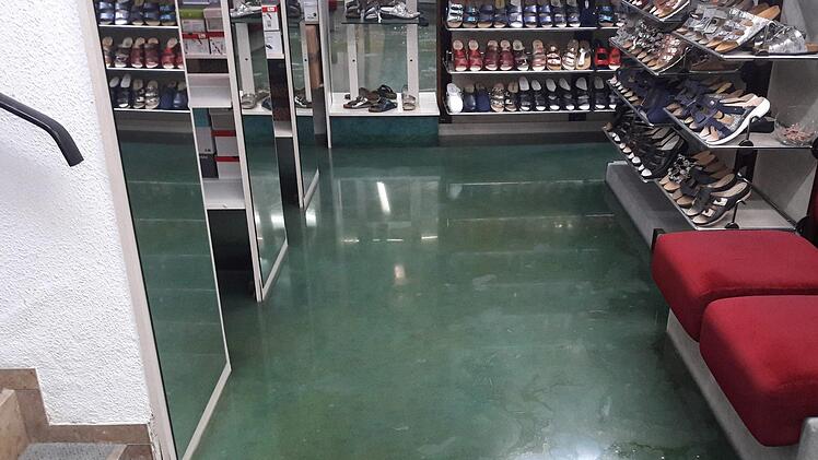 Knöchelhoch stand das Wasser im Keller des Schuhhauses Sesselmann, wo sich ein Verkaufsraum für Hausschuhe, ein Büro und ein Lagerraum befinden.Foto: privat