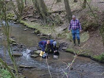 Vorsitzender Karl Heinz D&ouml;ring zeigt den Jugendlichen, wo man besetzen sollte. Foto: Oliver J&uuml;sten