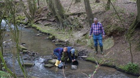 Vorsitzender Karl Heinz D&ouml;ring zeigt den Jugendlichen, wo man besetzen sollte. Foto: Oliver J&uuml;sten