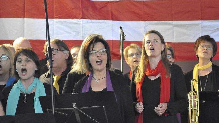 Amerikanisches Flair mit Gospelsongs: Der Gospelchor "Lift your voice" unter der Leitung von Christel Hentschel. Foto: Peter Klopf