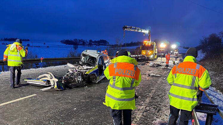 Silvesternacht in Oberfranken endet in Horror-Crash: Polizeiauto zerfetzt - Beamter (25) stirbt im Dienst