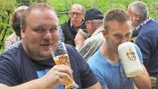 Ein Prosit auf dem Schwarzen Keller in Weigelshofen.