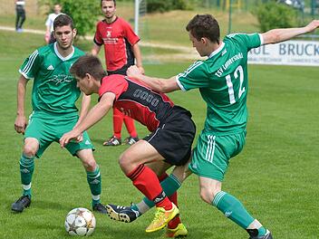 Der TSV Lonnerstadt (grüne Trikots) rang zuletzt Eggolsheim mit 3:2 nieder, entledigte sich aller Abstiegssorgen und ließ damit auch beim nächsten Gegner, der SpVgg Uehlfeld, neue Hoffnung keimen. Foto: Picturedreams