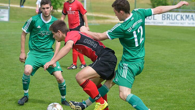 Der TSV Lonnerstadt (grüne Trikots) rang zuletzt Eggolsheim mit 3:2 nieder, entledigte sich aller Abstiegssorgen und ließ damit auch beim nächsten Gegner, der SpVgg Uehlfeld, neue Hoffnung keimen. Foto: Picturedreams