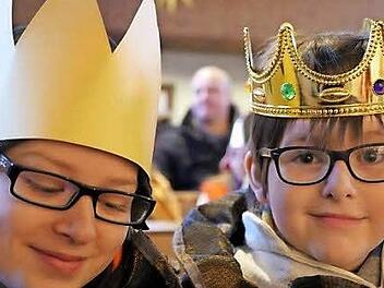 Leon und Benjamin waren am Dreikönigsgtag in Hemhofen als Sternsinger unterwegs. Foto: Heike Reinersmann