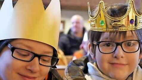 Leon und Benjamin waren am Dreikönigsgtag in Hemhofen als Sternsinger unterwegs. Foto: Heike Reinersmann