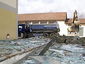 Innerhalb von wenigen Stunden ist der komplette Gebäudetrakt, der die Stadtsteinacher Schule mit der Turnhalle verband, abgerissen worden Fotos: Sonja Adam