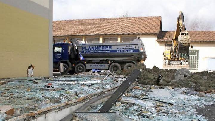 Innerhalb von wenigen Stunden ist der komplette Gebäudetrakt, der die Stadtsteinacher Schule mit der Turnhalle verband, abgerissen worden Fotos: Sonja Adam