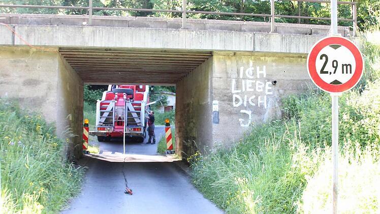 Der Berge-Laster der Firma Reier wurde auf der gegenüberliegenden Seite der Unterführung postiert.  Foto: Friedwald Schedel