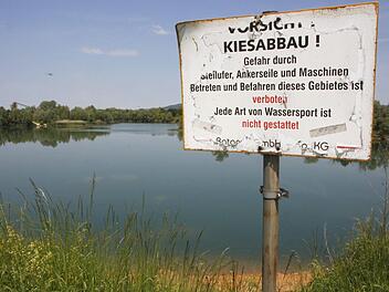 Trotz Verbotsschild wurde das Baden in diesem Bagger-Weiher über viele Jahre geduldet. Jetzt soll damit Schluss sein.  Foto: Josef Hofbauer