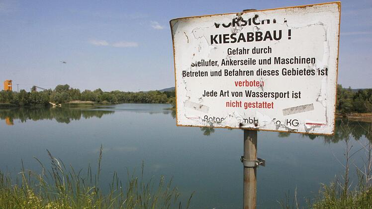 Trotz Verbotsschild wurde das Baden in diesem Bagger-Weiher über viele Jahre geduldet. Jetzt soll damit Schluss sein.  Foto: Josef Hofbauer