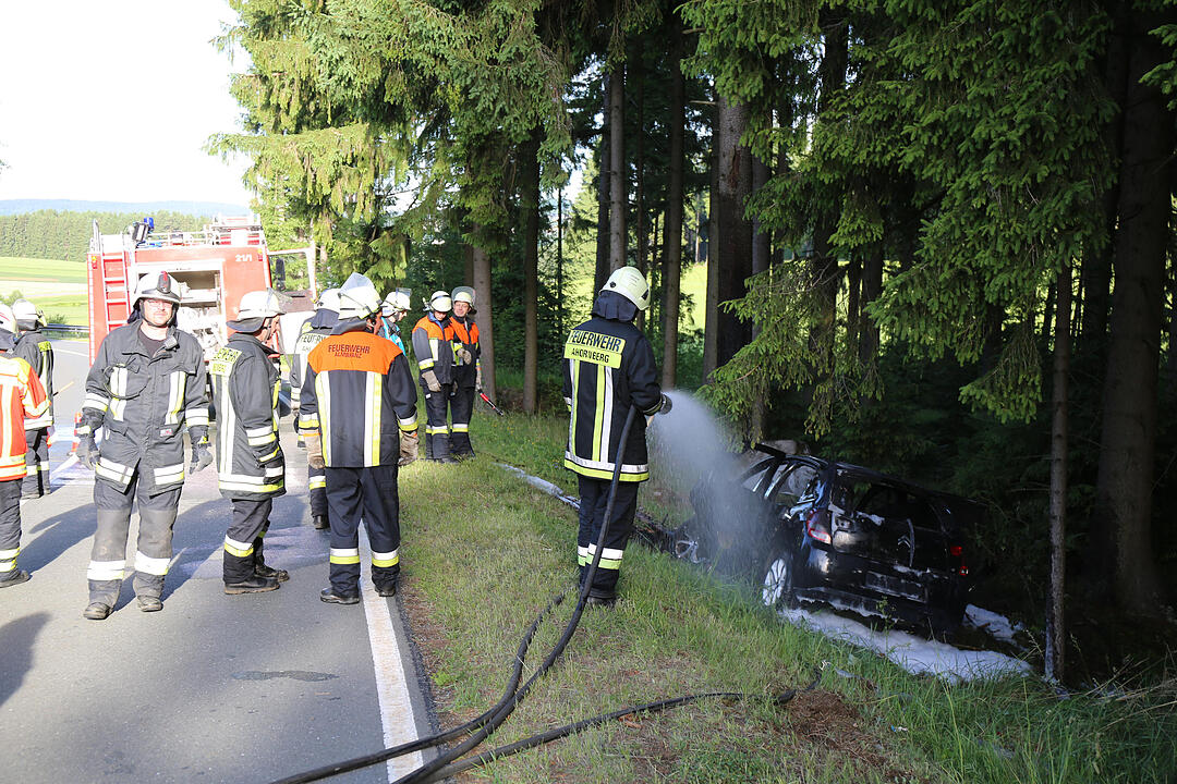 Helmbrechts: Auto gegen Baum gekracht und in Flammen aufgegangen