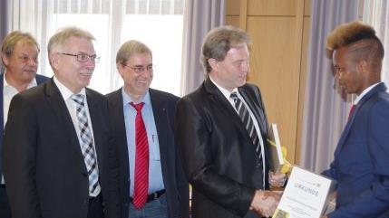 Kayse Muhiyadin (rechts) wurde als bester Migrant geehrt. Mit im Bild v. l. Kreishandwerksmeister Schneider, Schulamtsdirektor Dörfer, Abteilungsdirektor Schulen Klemens Brosig und Landrat Löffler