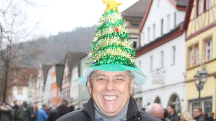 Mit 66 Jahren geht's so richtig los: Gerhard Worm aus Bad Griesbach in Niederbayern hat mit seiner Kopfbedeckung den Vogel abgeschossen. "Ich feiere heute Abend mit Freunden, am zweiten Weihnachtsfeiertag fahre ich wieder heim", freut er sich auf ein paar tolle Tage in Kulmbach.Sonny Adam