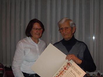 Luise Meyer-Bieber, 1. Vorsitzende des Obst- und Gartenbauvereins M&uuml;nnerstadt, ernannte Toni Hiller zum Ehrenmitglied.Ute Krais