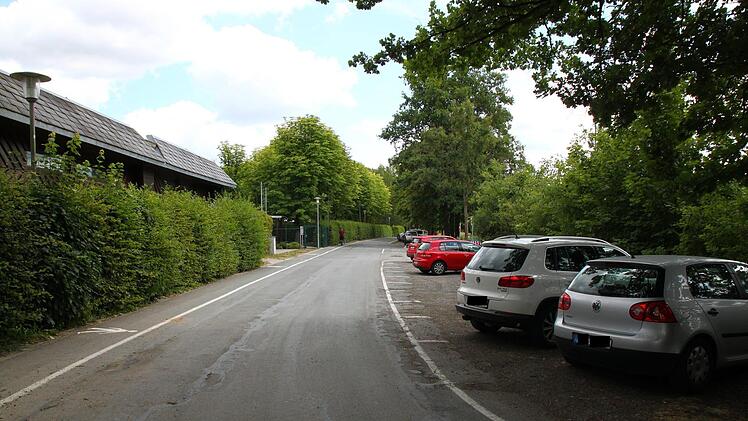 Vor dem Mainleuser Freibad geht es derzeit eng zu. Die Straße müssen sich alle Verkehrsteilnehmer teilen. Wenn die neue Strecke fertig ist,  ist dieser Bereich dann Radfahrern und Fußgängern vorbehalten. Die neue Straße verläuft dann rechts hinter den Bäumen, wo sich dann auch (wieder) der Parkplatz befindet. Der ist derzeit wegen des Baus verlegt. Foto: Jürgen Gärtner