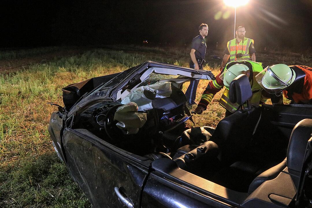 Kreis Erlangen: Cabrio überschlägt sich auf Acker mehrfach - Fahrer schwer verletzt