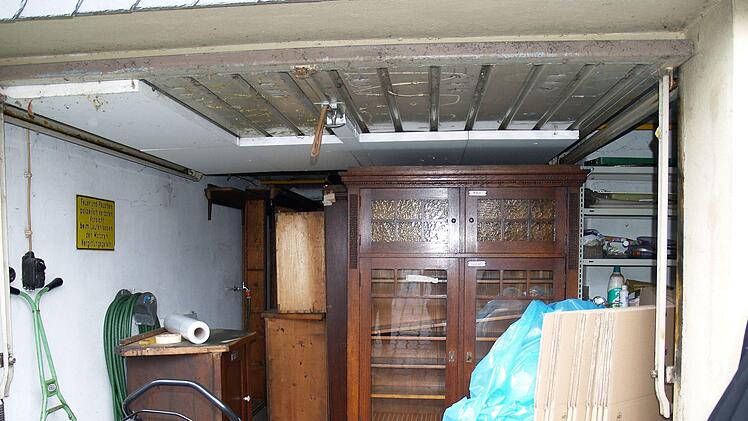 Die Lagerung in einer Garage hatte Spuren an den historischen Apothekerschränken hinterlassen.Foto: Alexander Mohr