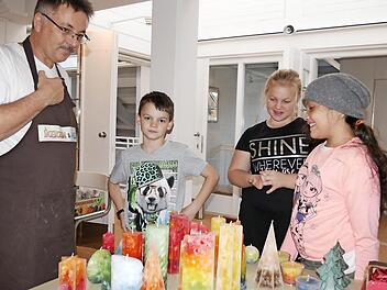 Mit "Lehrling" Peter Alberth (von links) sind Clemens, Johanna und Anna ein tolles Team beim Kerzengießen. Foto: Manja von Nida