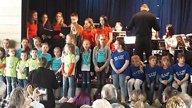 Viele Kinder und Jugendliche bev&ouml;lkerten die B&uuml;hne beim Konzert in Wonfurt. Mehrere Ch&ouml;re und eine Bl&auml;serklasse gestalteten das Programm.  Foto: Waltraud Hellwig