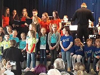 Viele Kinder und Jugendliche bevölkerten die Bühne beim Konzert in Wonfurt. Mehrere Chöre und eine Bläserklasse gestalteten das Programm.  Foto: Waltraud Hellwig
