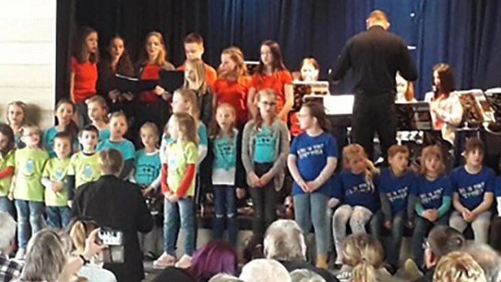 Viele Kinder und Jugendliche bevölkerten die Bühne beim Konzert in Wonfurt. Mehrere Chöre und eine Bläserklasse gestalteten das Programm.  Foto: Waltraud Hellwig