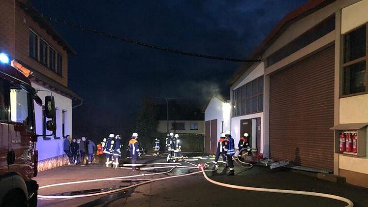 Einen  "Brand" in der Produktionshalle der Firma Heckelmann in Waldfenster  galt es zu bek&auml;mpfen. Foto: Thomas Straub
