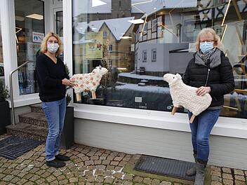 Iris Bildhauer (links) von Elektro Schilling und Erika Pascher (Dominikus-Ringeisen-Werk Maria Bildhausen) mit zwei der besonderen Schafe f&uuml;r das diesj&auml;hrige M&auml;rchen-Ratespiel des Gewerbevereins "Kaufhaus" M&uuml;rscht. Foto: Oliver Schikora