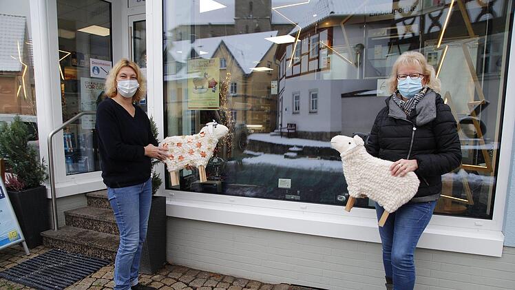 Iris Bildhauer (links) von Elektro Schilling und Erika Pascher (Dominikus-Ringeisen-Werk Maria Bildhausen) mit zwei der besonderen Schafe f&uuml;r das diesj&auml;hrige M&auml;rchen-Ratespiel des Gewerbevereins "Kaufhaus" M&uuml;rscht. Foto: Oliver Schikora