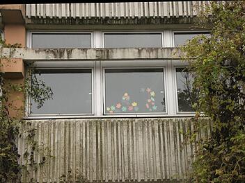 In den Erdgeschossräumen des ehemaligen BBZ in Richtung Schlesier- und Schützenstraße soll auf mehr als 500 Quadratmetern Fläche der neue Hort entstehen. Die unterhalb liegende Grünanlage wird zum Spielgelände.Foto: Heike Beudert