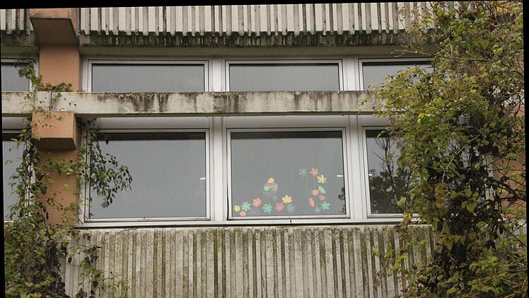 In den Erdgeschossräumen des ehemaligen BBZ in Richtung Schlesier- und Schützenstraße soll auf mehr als 500 Quadratmetern Fläche der neue Hort entstehen. Die unterhalb liegende Grünanlage wird zum Spielgelände.Foto: Heike Beudert