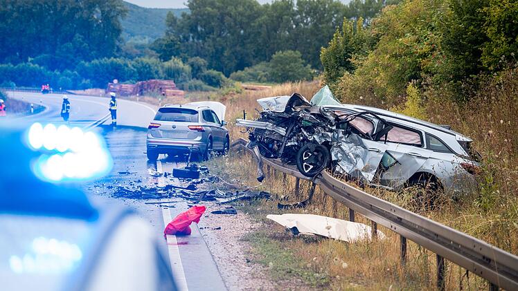 Weißenburg: Taxi schleudert auf der B2 in den Gegenverkehr - Frau (49) stirbt noch am Unfallort