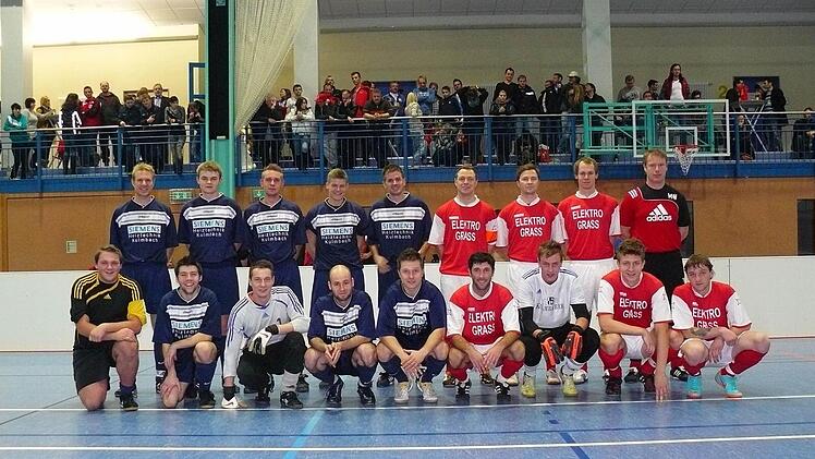 Mit einem 3:2-Finalsieg gegen den TSV Presseck (rechts) gewann der FC Marktleugast (links) erstmals das Oberland-Master.