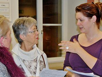 Magdalena Döblinger (rechts) erläutert Ziele und Aufgaben des neuen Generationen-Netzes. Foto: S.v. Dobschütz