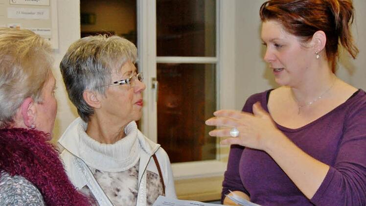 Magdalena Döblinger (rechts) erläutert Ziele und Aufgaben des neuen Generationen-Netzes. Foto: S.v. Dobschütz