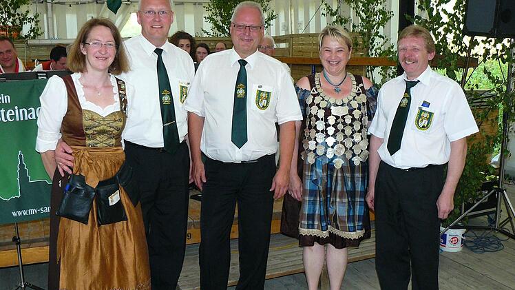 SG Presseck ist Meister der A-Klasse und Aufsteiger in die Gauklasse. Unser Bild zeigt (von links) Sandra und Frank Wunner, Stefan Sigmund, Barbara Lauterbach und Herbert Friedlein.