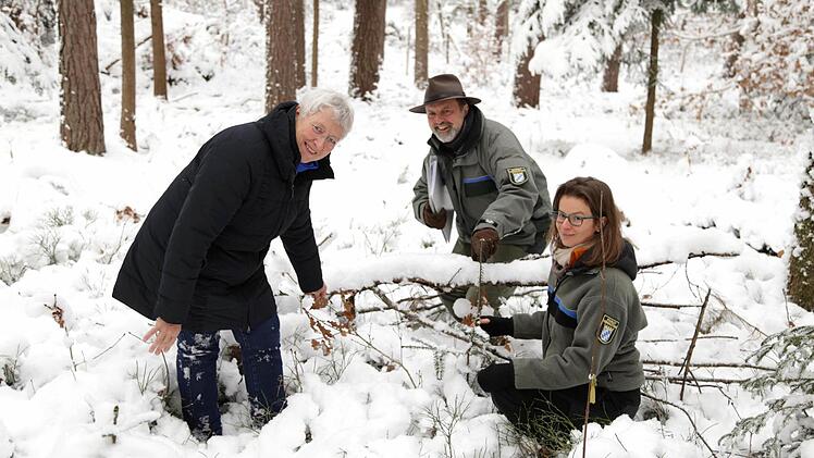 Bürgermeisterin Rose Stark, Forstdirektor Michael Kreppel und die neue Revierleiterin Susanne Sommersacher (v.l.) im verschneiten Wald  Foto: Franz Galster