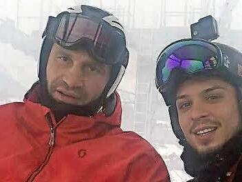 Cem Camuz (re.) saß mit dem Ex-Profiboxer Vitali Klitschko in einer Gondel und fuhr anschließend mit ihm Snowboard.  Foto: privat