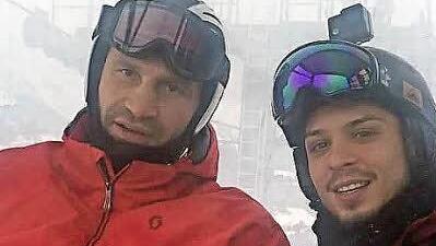 Cem Camuz (re.) saß mit dem Ex-Profiboxer Vitali Klitschko in einer Gondel und fuhr anschließend mit ihm Snowboard.  Foto: privat