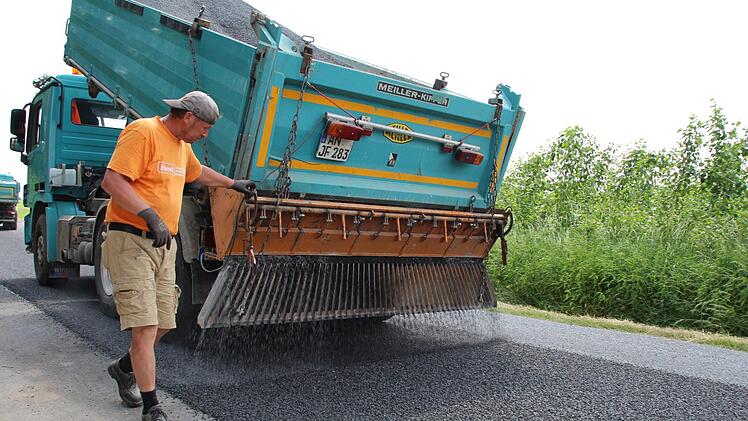 Hier wird gleich eine zweite Lage Rollsplitt aufgebracht. Foto: Andreas Dorsch