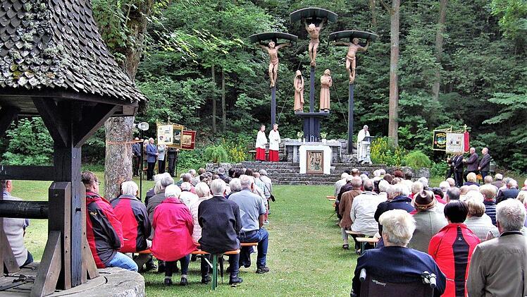 Augustiner-Pater Rudolf Götz zelebrierte die Hubertusmesse zum Johannistag. Foto: Sigismund von Dobschütz