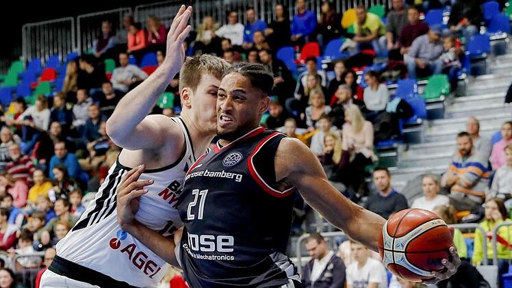 Augustine Rubit, der hier an Jaromir Bohacik von CEZ Nymburk vorbeizieht, war der wirkungsvollste Bamberger Spieler in der Gruppenphase. 14,6 Punkte im Schnitt, 6,1 Rebounds, 1,7 Assists, 1,7 Ballverluste und 1,2 Ballgewinne ergeben bei einer Einsatzzeit von 27,1 Minuten einen Effektivitätswert von 18,6. Foto: Daniel Löb