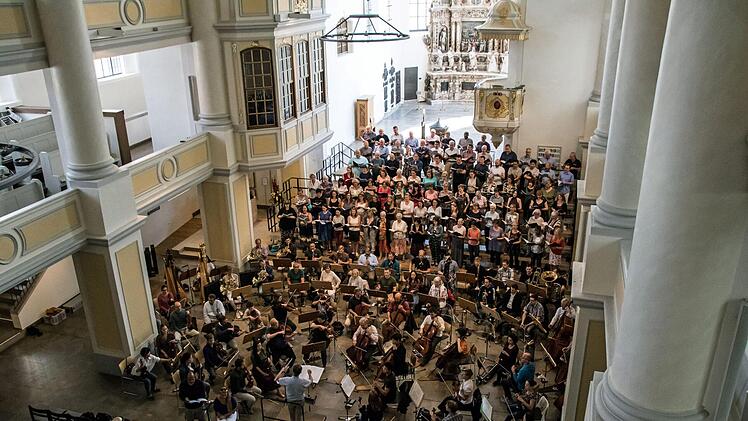Richard Cooke probt mit dem Philharmonischen Orchester, dem Chor des Landestheaters und der Royal Choral Society die "Sea Symphony" von Ralph Vaughan Williams in der Coburger Morizkirche.Foto: Jochen Berger
