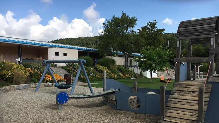 Top hergerichtet, nur die Besucher fehlen, aber nicht nur dem Ebracher Freibad.Foto: Anette Schreiber