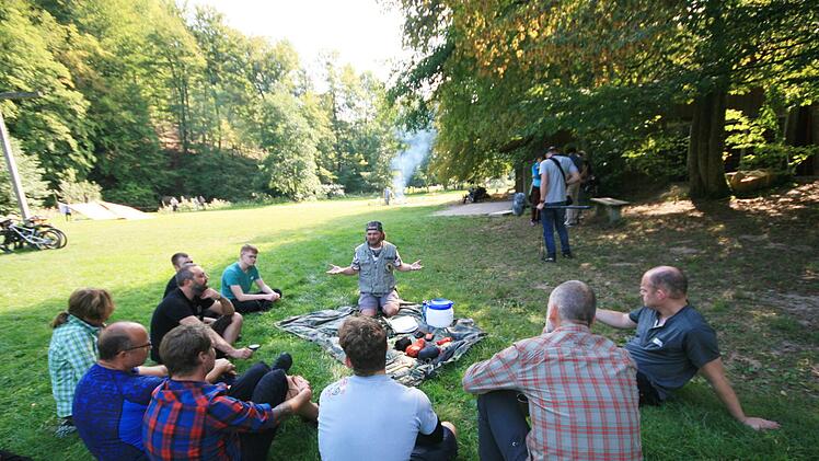 Walter Lauter erklärt, welches Equipment im Ernstfall das Überleben sichert. Foto: Marion Eckert