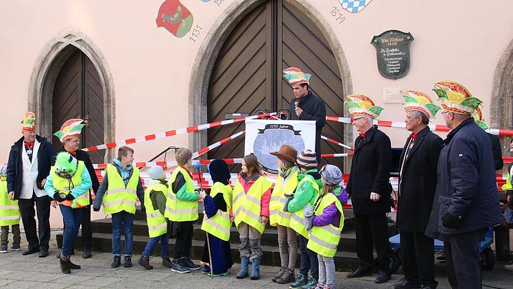 Buben und Mädchen mit gelben Warnwesten bildeten die Sicherheitswache, die  das "einsturzgefährdete" Rathaus bewachte. Foto: Dieter Britz